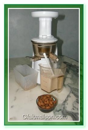 lait d'amandes à l'extracteur de jus vertical