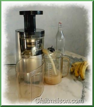 lait de bananes avec l'extracteur vertical Hurom Omega VSJ