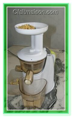 lait de soja avec un extracteur de jus vertical