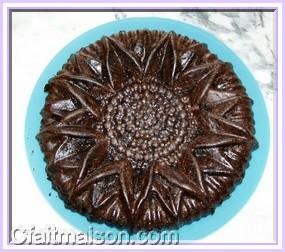 Gâteau réalisé simplement dans un moule en forme de fleur de tournesol.