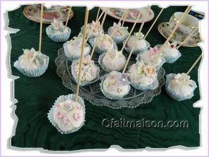Marque-place cupcakes avec décor en pâte à sucre.
