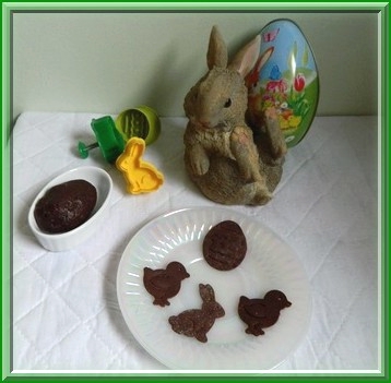 Pâte à modeler en chocolat, aux motifs de Pâques.