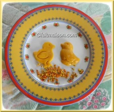 Poussins pour Pâques réalisés avec un emporte-pièce et un petit moule en pâte à décor au miel teinté au pollen..