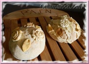 Petites boules de pain décorées avec roses moulées.