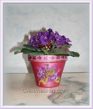 Pot de fleurs peint et serviett, motif violettes