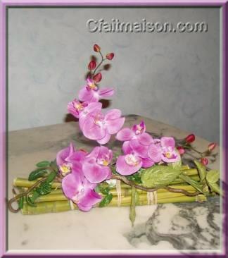 Composition ralise sur un fagot de bambou avec orchide
