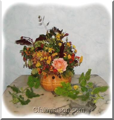 Bouquet réalisé dans un potiron évidé, garni d'une mousse florale.