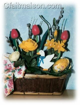 Composition de Pques avec des tulipes en bois et des fleurs en tissu