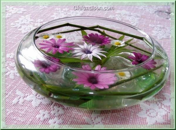 Composition dans vase en forme de coupe transparente.