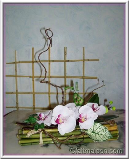 Composition florale sur bambous