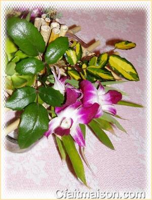 Orchides dans un bouquet exotique sur quadrillage de bambou