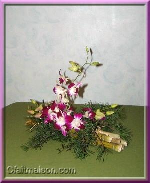 Composition ralise sur un fagot de bambou avec orchide