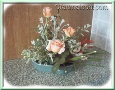 Bouquet ralis dans un contenant bas, sur un pique-fleurs mtallique