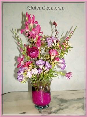 Vase rempli de graviers de verre rose et de galets de verre dcoratifs