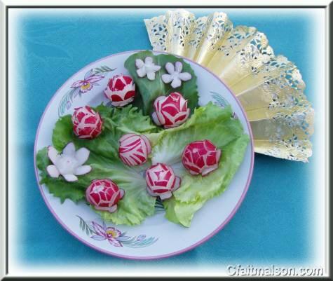 radis sculpts en forme de fleurs et boutons floraux