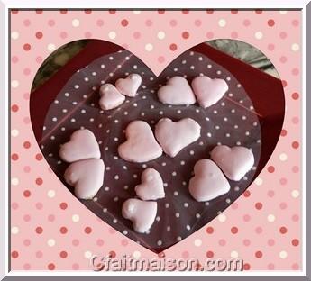 Biscuits avec glaage rose faits maison avec emporte-pices en forme de coeur.