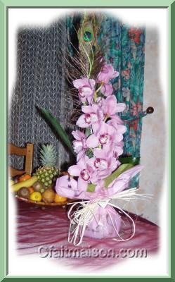 Orchides et plateau de fruits exotiques.