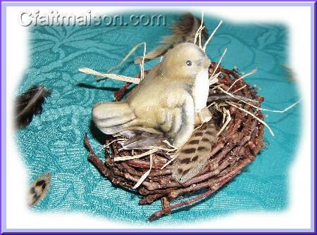 Oiseau poterie sur un faux nid.