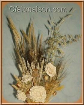 Bouquet de graminées en mélange, avec des fleurs en matière naturelle.