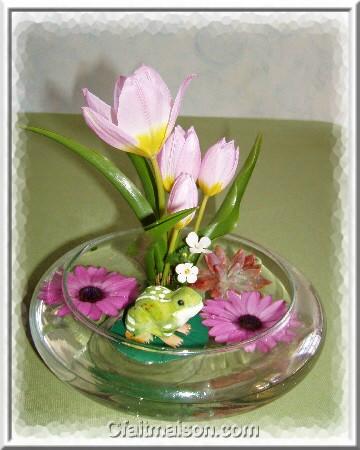 Vase rond et base avec grenouille dcorative.