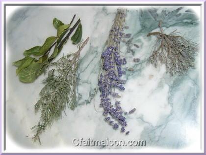 Herbes de Provence : laurier-sauce, romarin, lavande et thym séchés.