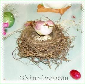 Vritable nid avec uf de caille et oiseau dcoratif.