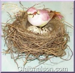 Vritable nid avec oeuf de caille et oiseau dcoratif.