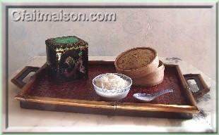 plateau chinois, avec bote  th, panier-vapeur en bambou et bol de riz.