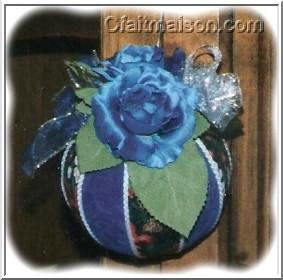 boule de Nol en tissu avec fleurs coloris bleu