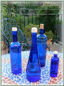 Bouteilles d'eau de couleur bleue pour eau solarisée.