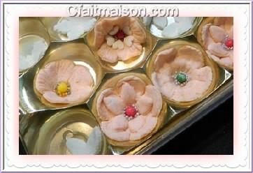 Petites fleurs en pâte à sucre à l'emporte-pièce pour décors de gâteaux.