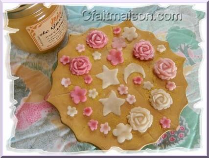 Roses moulées, fleurs et décors en pâte au miel pour décors de gâteaux.