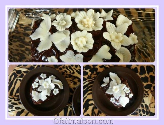 Fleurs, papillons et décors en pâte à chocolat blanc sur gâteau.