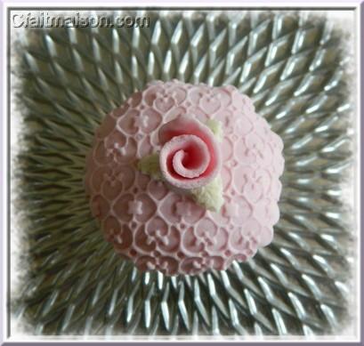 Cupcake recouvert de pâte à sucre en relief.
