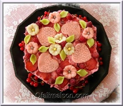 Dentelles en pâte d'amandes sur gâteau aux fruits rouges.