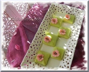Petits fours sans cuisson recouverts de pâte d'amandes décorés de fleurs en pâte d'amandes.