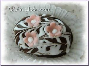 El mefechche, le gâté, un petit four décoré d'une couverture de chocolat et de petites fleurs en pâte à sucre.