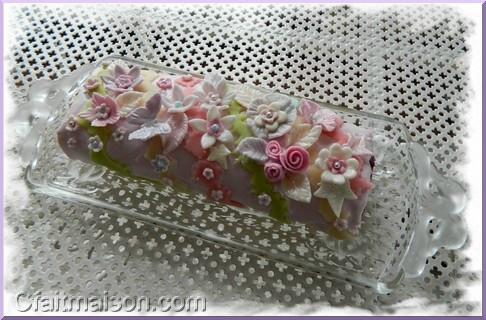 Gâteau décoré de roses en ruban de pâte à sucre.