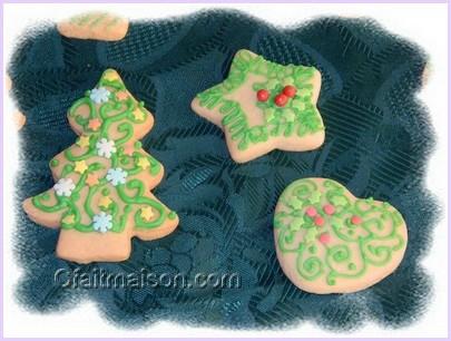 Biscuits pour Noël avec dessins en glaçage.