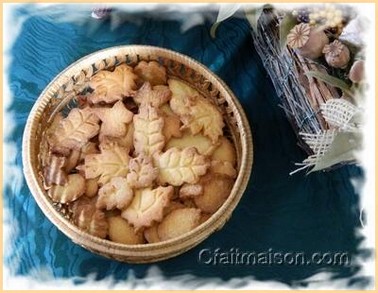 Biscuits sablés réalisés avec des emporte-pièce en forme de feuilles.