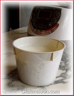 Pot de fromage blanc du Fait Maison® Lagrange et sa faisselle.