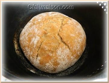 Pain sans pétrissage selon la méthode en 5 minutes par jour cuit en machine à pain La Fournée de Moulinex.