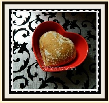Petit pain à la mie grise sans pétrissage en forme de coeur.