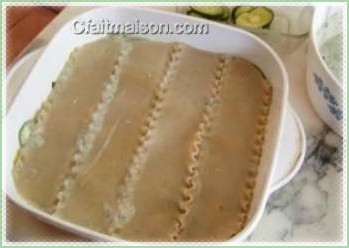 Première couche de plaques de lasagnes.
